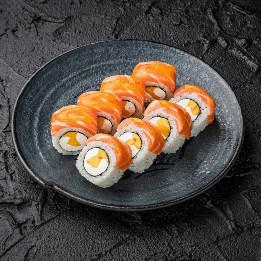 Roll Philadelphia De Luxe with salmon and mango